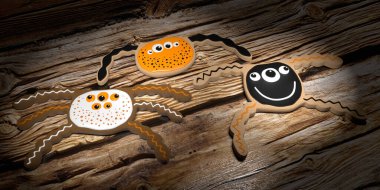 Ahşap arka planda Cadılar Bayramı örümceği kurabiyeleri - 3D illüstrasyon