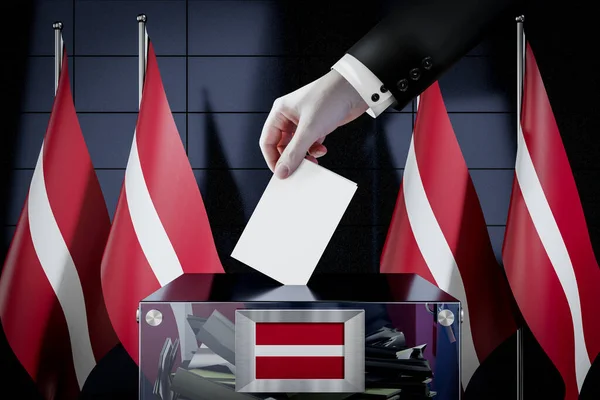 Lotyšské Vlajky Ruční Upuštění Volební Karty Krabice Hlasování Volební Koncepce — Stock fotografie