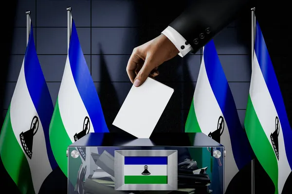 Lesotho Flaggor Hand Släppa Röstsedel Kort Låda Omröstning Val Koncept — Stockfoto