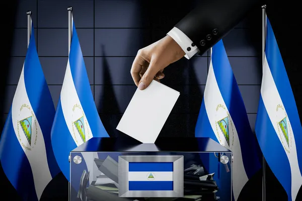 Bandiere Del Nicaragua Mano Cadere Scheda Elettorale Una Scatola Voto — Foto Stock