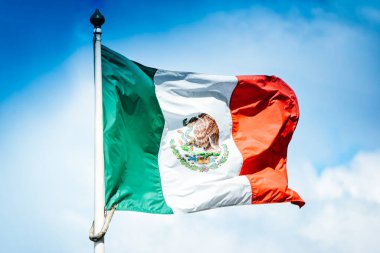 Meksika 'nın malzeme bayrağı, arka planda gökyüzü