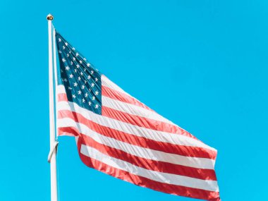 Amerika Birleşik Devletleri 'nin malzeme bayrağı, arka planda gökyüzü