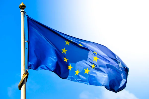 Bandeira Material União Europeia Céu Fundo — Fotografia de Stock
