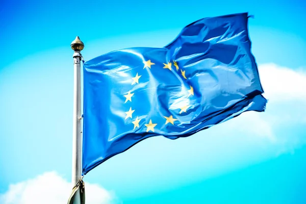 Európai Unió Anyagi Zászlója Égbolt Háttérben — Stock Fotó