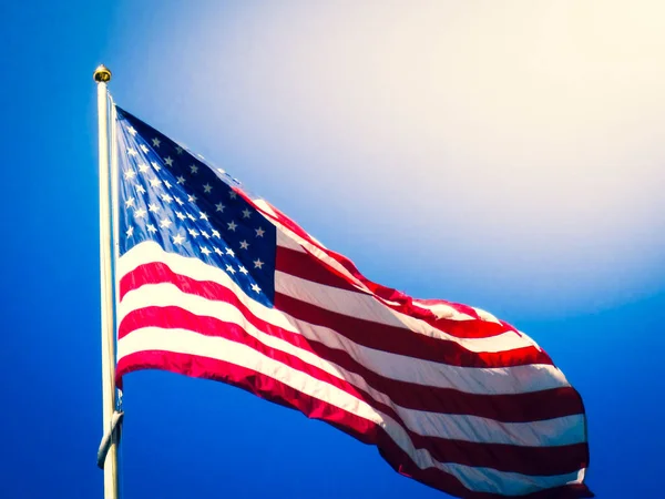Amerika Birleşik Devletleri Nin Malzeme Bayrağı Arka Planda Gökyüzü — Stok fotoğraf