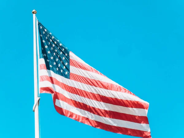 Amerika Birleşik Devletleri Nin Malzeme Bayrağı Arka Planda Gökyüzü — Stok fotoğraf