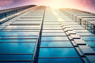 Yüksek modern cam ofis binası - iş konsepti