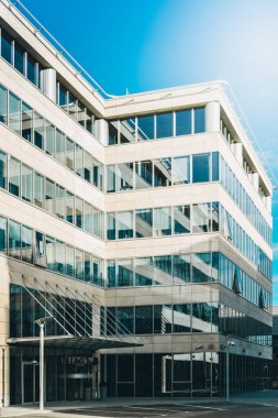 Modern cam ofis binası - yakın plan - iş konsepti