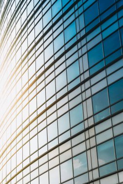 Yuvarlak modern ofis binası - cam duvar - yakın plan