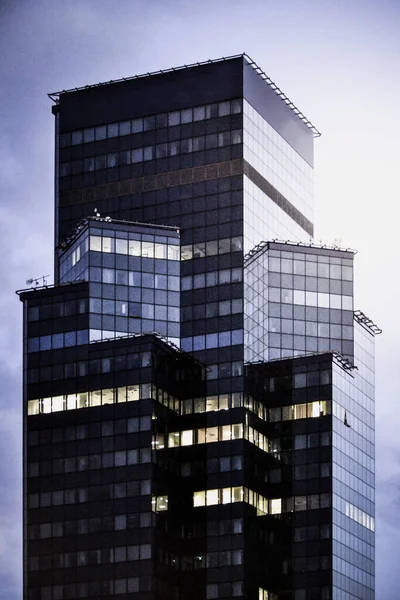 夜のモダンなオフィスビル ビジネスコンセプト — ストック写真