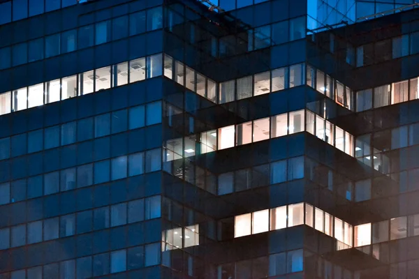 夜间特写镜头下的现代玻璃办公楼 — 图库照片