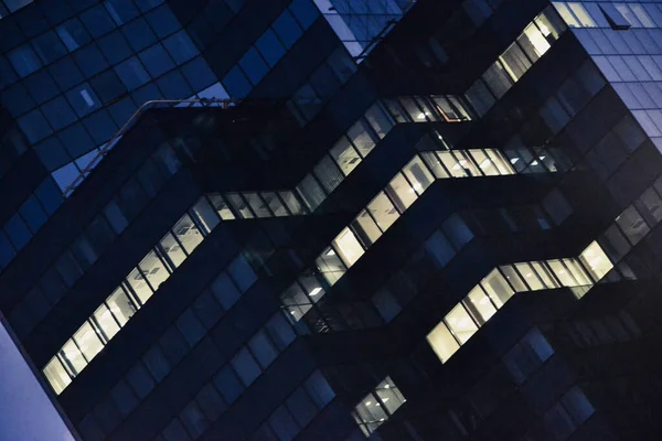 Современное Стеклянное Офисное Здание Ночью Крупный План — стоковое фото