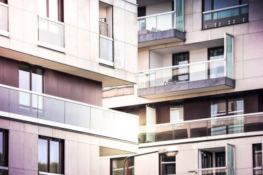 Varşova, Mazowieckie, Polonya - 7 Eylül 2014 - Balkonlu modern daireler - yakın plan fotoğraf