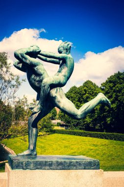 Norveç, Oslo, Frogner Park, Gustav Vigeland Heykel Parkı, 12 Haziran 2016 - Bir adam ve çocuğun heykeli