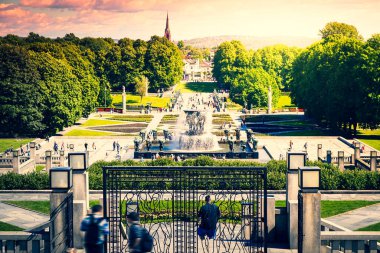 Norveç, Oslo, Frogner Parkı, Gustav Vigeland Heykel Parkı, 12 Haziran 2016 - Çeşmenin manzarası