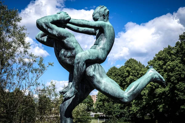 Norveç, Oslo, Frogner Park, Gustav Vigeland Heykel Parkı, 12 Haziran 2016 - Bir adam ve çocuğun heykeli