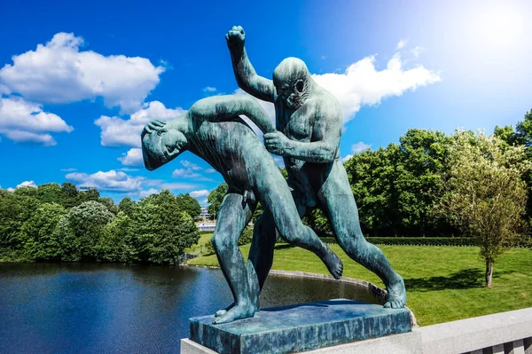 奥斯陆 弗罗涅公园 古斯塔夫维格兰雕塑公园 2016年6月12日 两名男子的雕塑 — 图库照片