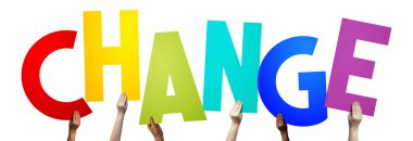 Değişim - renkli harfleri tutan insan elleri