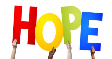 Umut - renkli harfleri tutan insan elleri