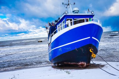 2021, 25 Aralık, Polonya, Ustronie Morskie - Kıyıdaki mavi balıkçı teknesi