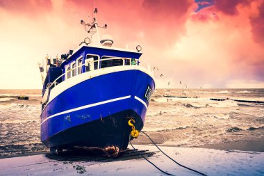 2021, 25 Aralık, Polonya, Ustronie Morskie - Kıyıdaki mavi balıkçı teknesi