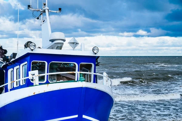 2021 December 25Th Poland Ustronie Morskie Blue Fishing Boat Waves — Fotografia de Stock