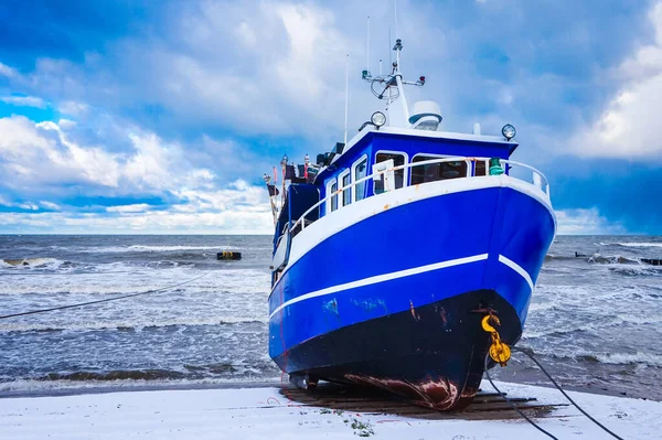 2021, 25 Aralık, Polonya, Ustronie Morskie - Kıyıdaki mavi balıkçı teknesi