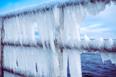Buz saçakları bir bariyerde asılı - don, kış konsepti