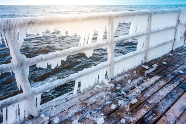 Köprüde asılı duran buz saçakları - don, kış konsepti