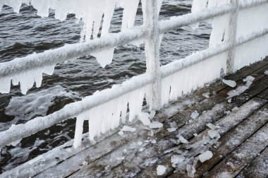 Buz saçakları bir bariyerde asılı - don, kış konsepti