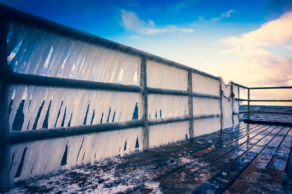 挂在天桥上的冰柱 冬季概念 — 图库照片