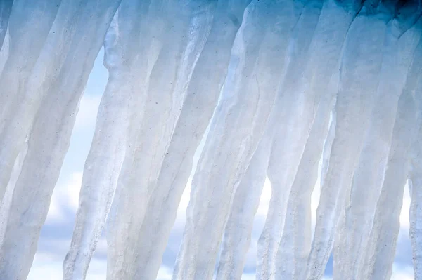 悬垂的冰柱 冬季概念 — 图库照片