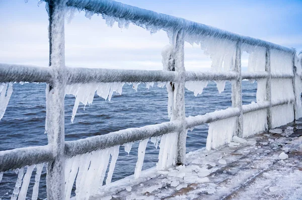 Köprüde asılı duran buz saçakları - don, kış konsepti