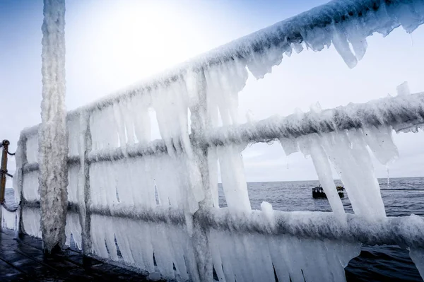 挂在障碍物上的冰柱 冬季概念 — 图库照片