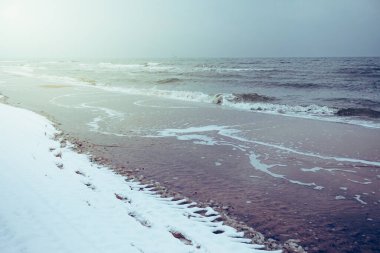 Kumsalda kar - kış zamanı