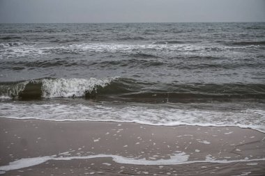 Kumsal ve dalgalar - sahil şeridi