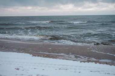 Kumsalda kar - kış zamanı