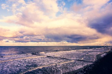 Bir kıyıda Groynes, Baltık Denizi, Polonya
