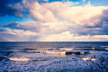 dramatik gökyüzü ve deniz