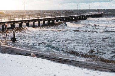Kumsalda kar - kış zamanı