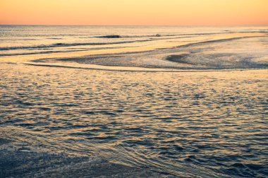 Kışın donmuş nehir, Baltık Denizi, Polonya