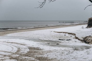 Kumsalda kar ve kum tepeleri - kış zamanı