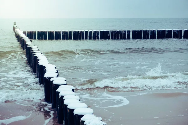 Ξύλινα Groyne Μια Παραλία Που Καλύπτεται Χιόνι Χειμώνα — Φωτογραφία Αρχείου