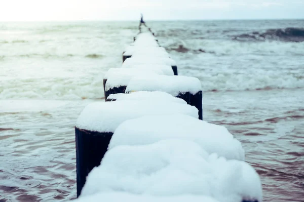 雪に覆われたビーチでの木製のグライン 冬時間 — ストック写真