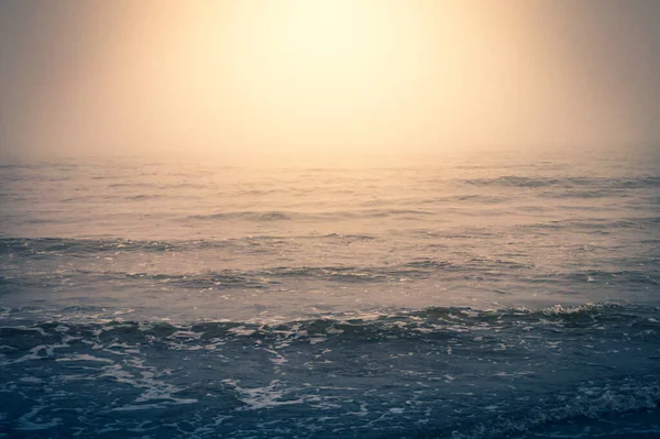Θάλασσα Κύματα Και Ηλιοβασίλεμα — Φωτογραφία Αρχείου