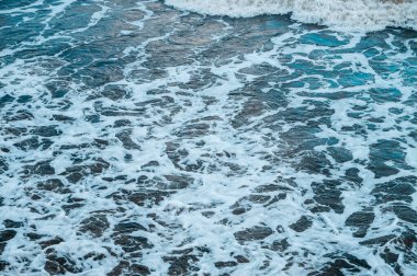 Deniz, okyanus dalgaları kıyıda