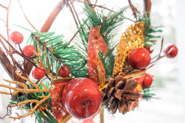 Koni ve kirazlı Noel süslemesi