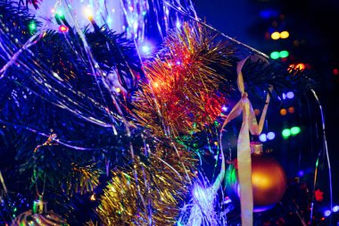 Zincirli ve mücevherli Noel ağacı