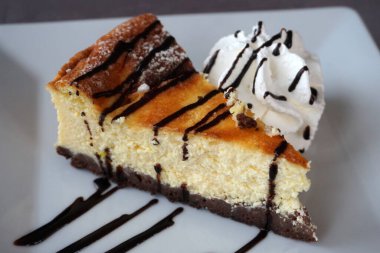 Peynirli kek krem şanti ile dilim