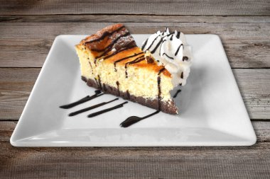 Peynirli kek krem şanti ile dilim